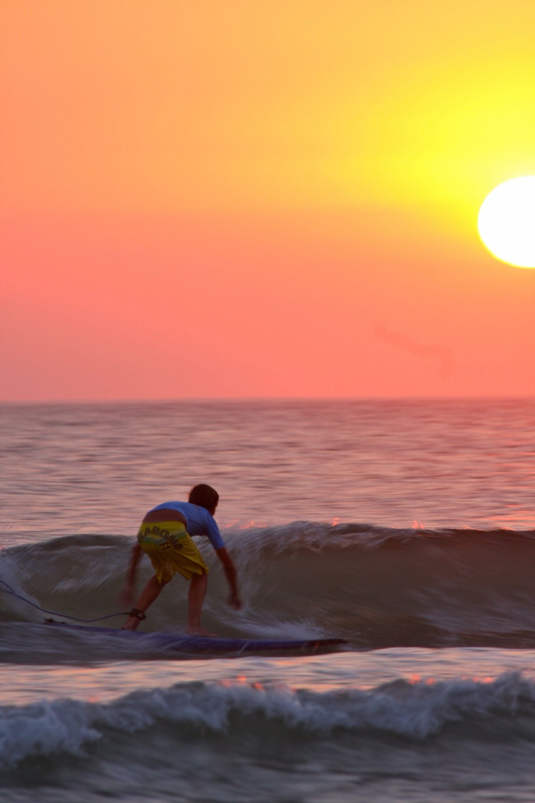 nino-surfeando-atardecer-chiclana